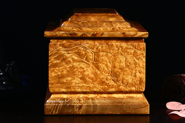 永福黄金樟木骨灰盒
