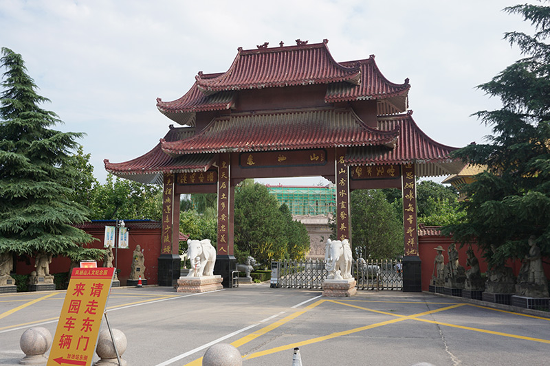 墓园大门